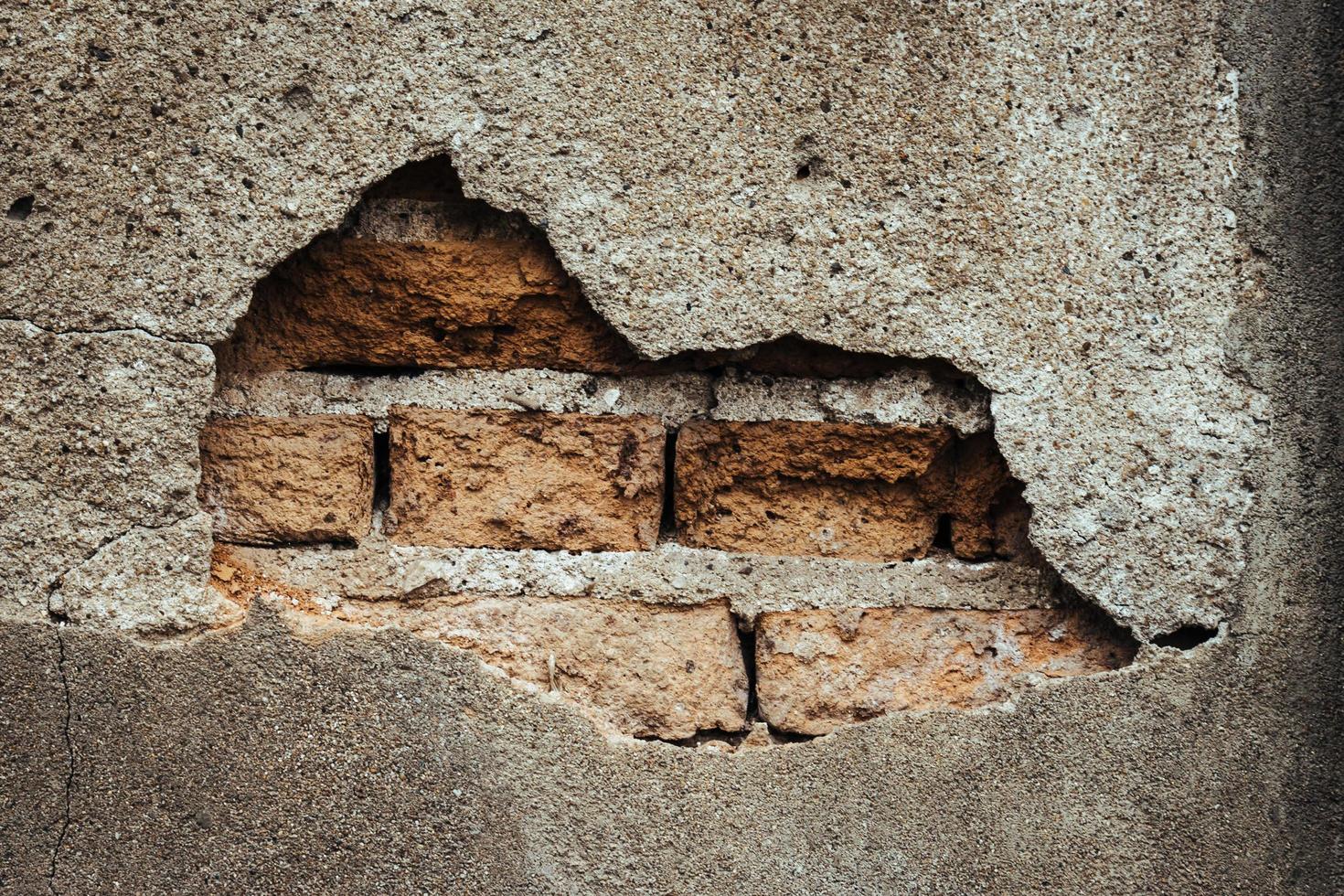 antiguo ladrillo pared con agrietado antecedentes y textura foto