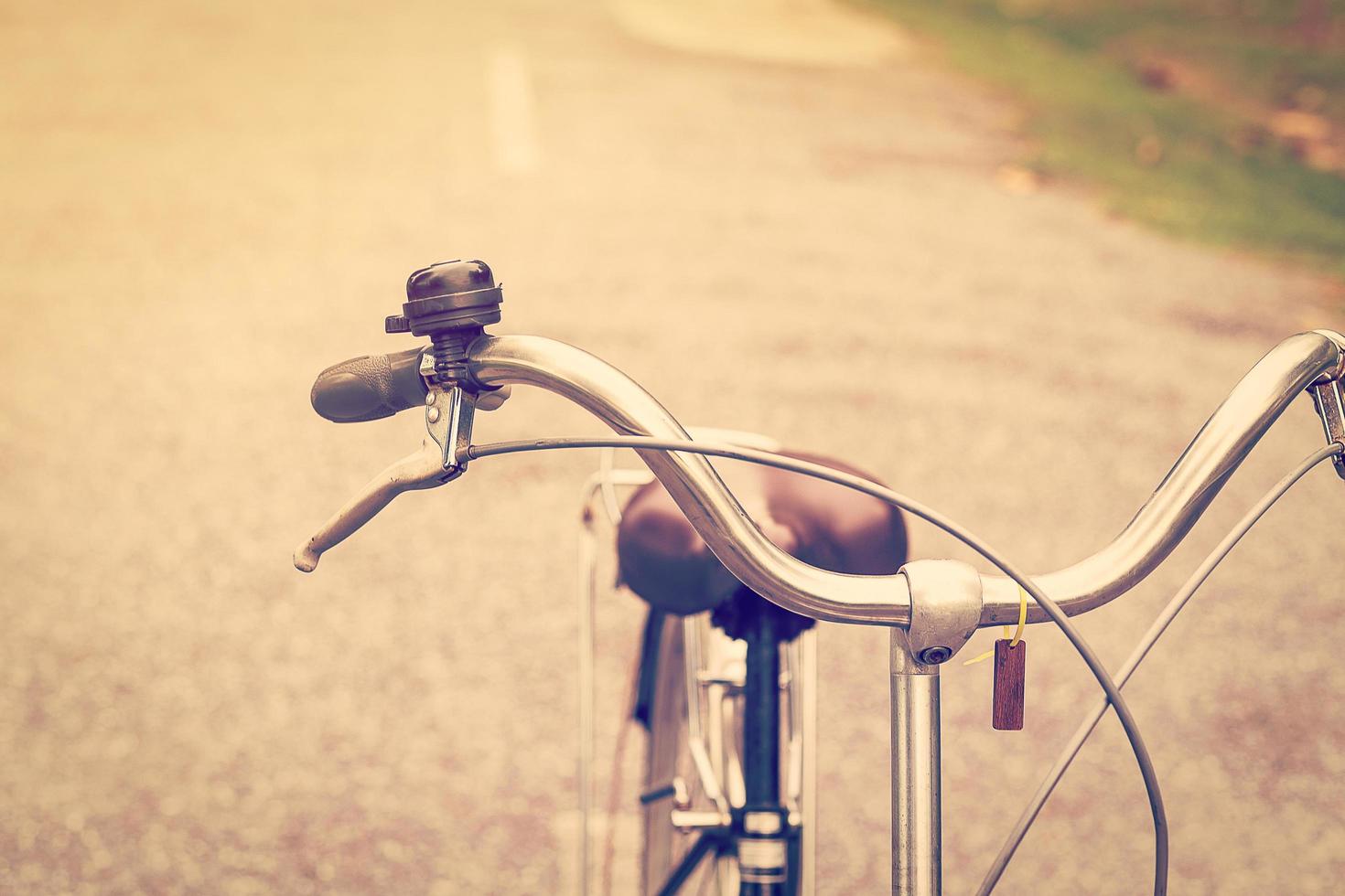 Clásico bicicleta y freno con campana con Clásico tono foto