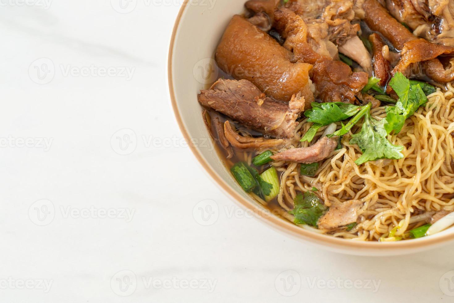 fideos de pierna de cerdo guisados en sopa marrón foto