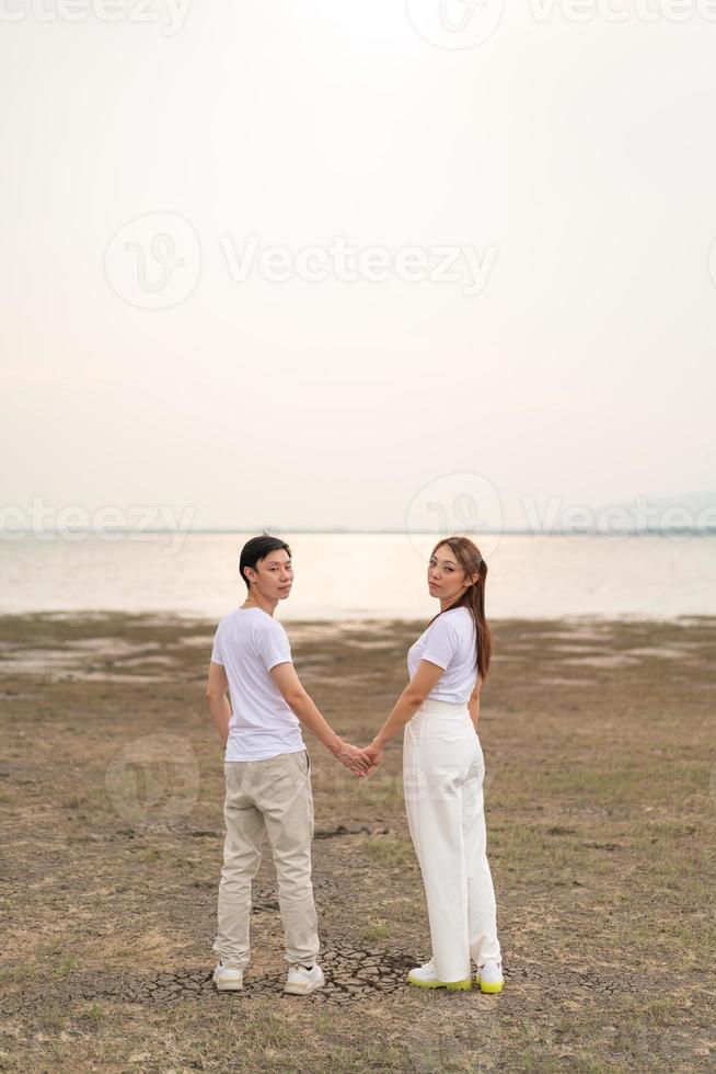 feliz joven pareja asiática en camiseta de novia y novio foto