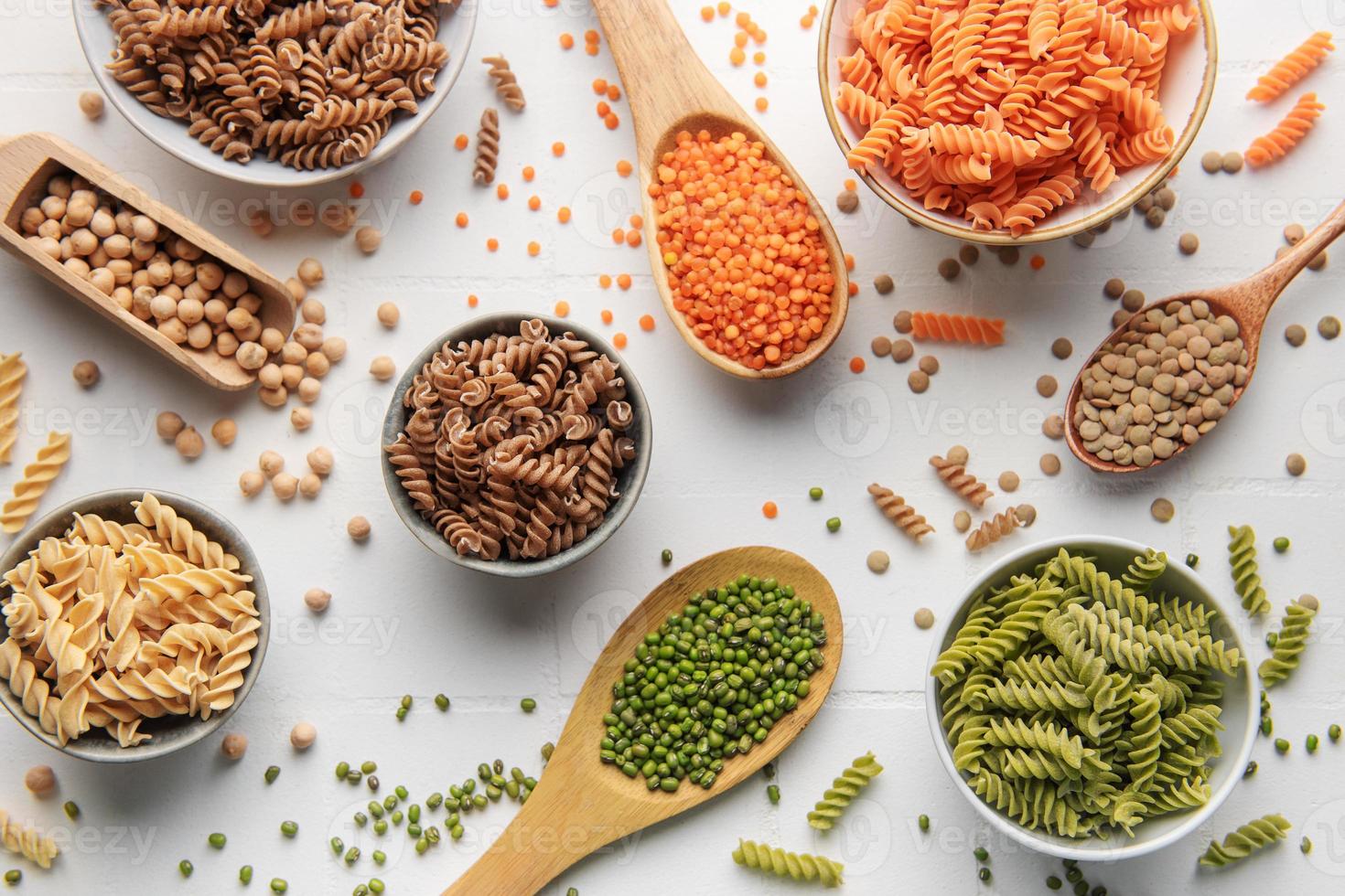 una variedad de pasta fusilli de diferentes tipos de legumbres. pastas sin gluten. foto