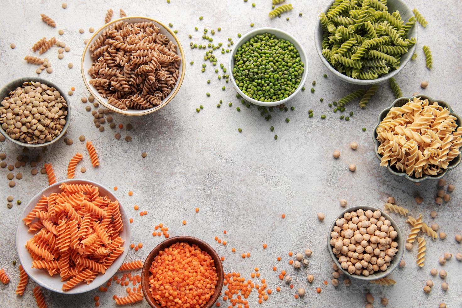 una variedad de pasta fusilli de diferentes tipos de legumbres. pastas sin gluten. foto