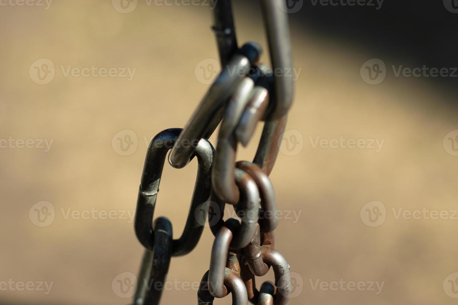 de cerca metal cadena con borroso antecedentes foto