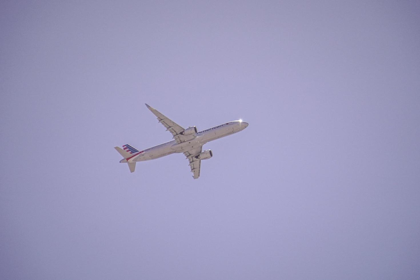 avion en el cielo foto