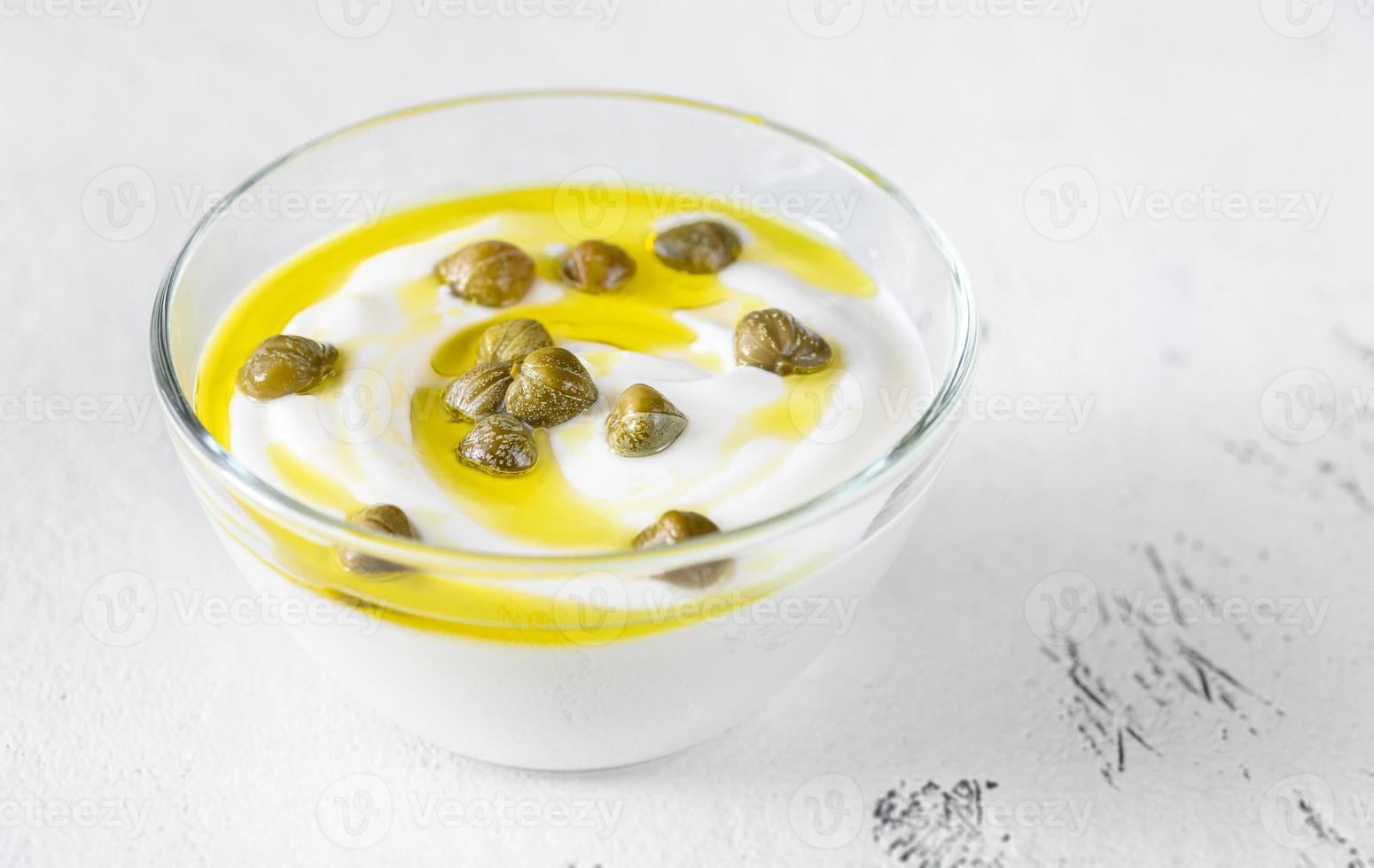 Dip de yogur griego con alcaparras foto