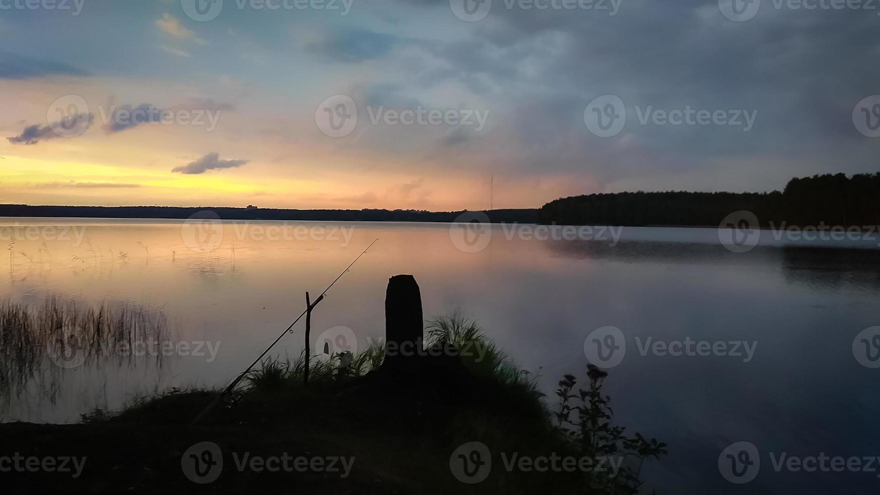 puesta de sol cielo terminado lago paisaje, naturaleza antecedentes con pescar varilla silueta foto