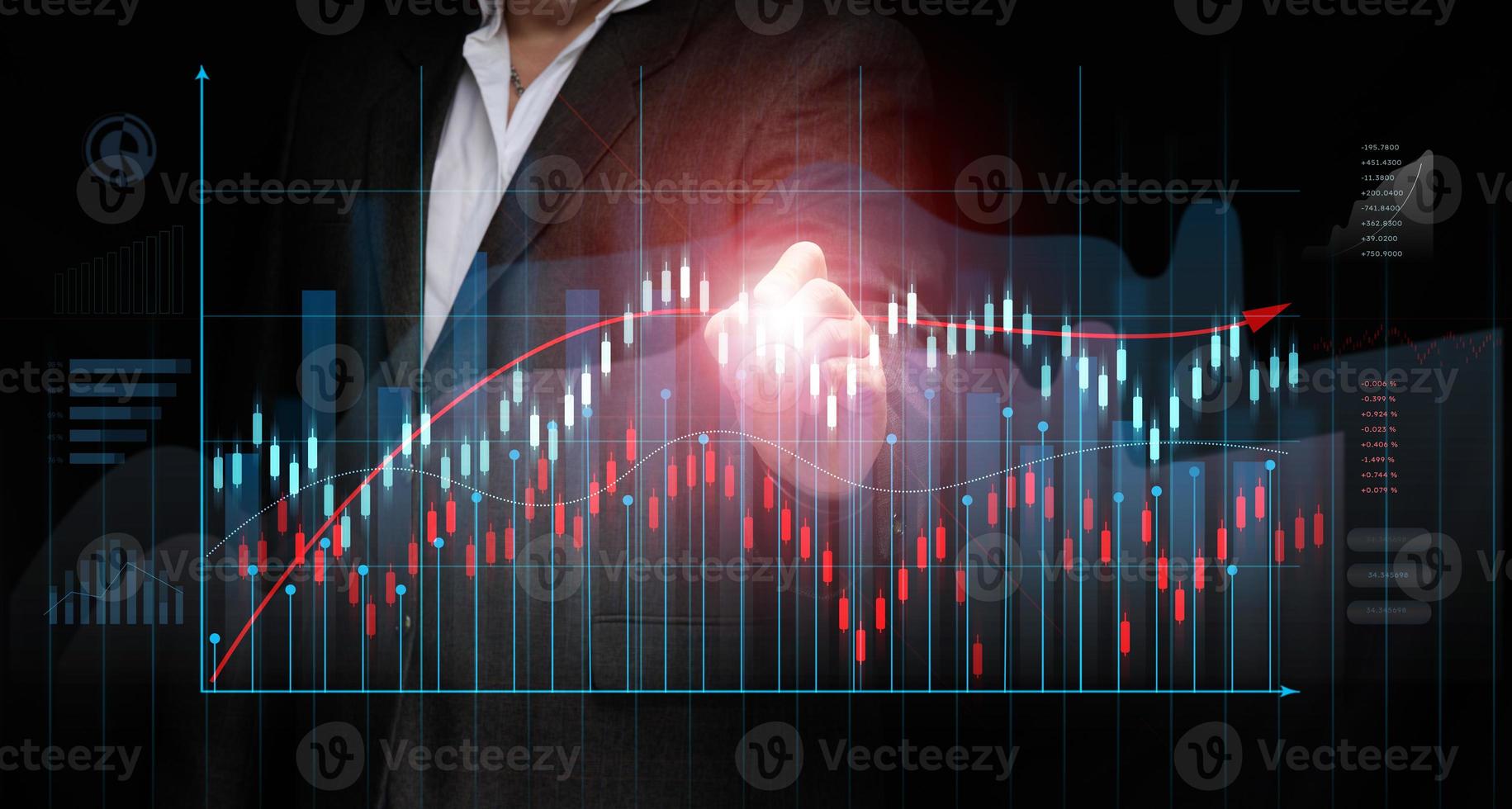 un empresario en un traje soportes en frente de un holográfico grafico con creciente cifras, negocio crecimiento, alto ingreso. comercio en el valores intercambiar foto