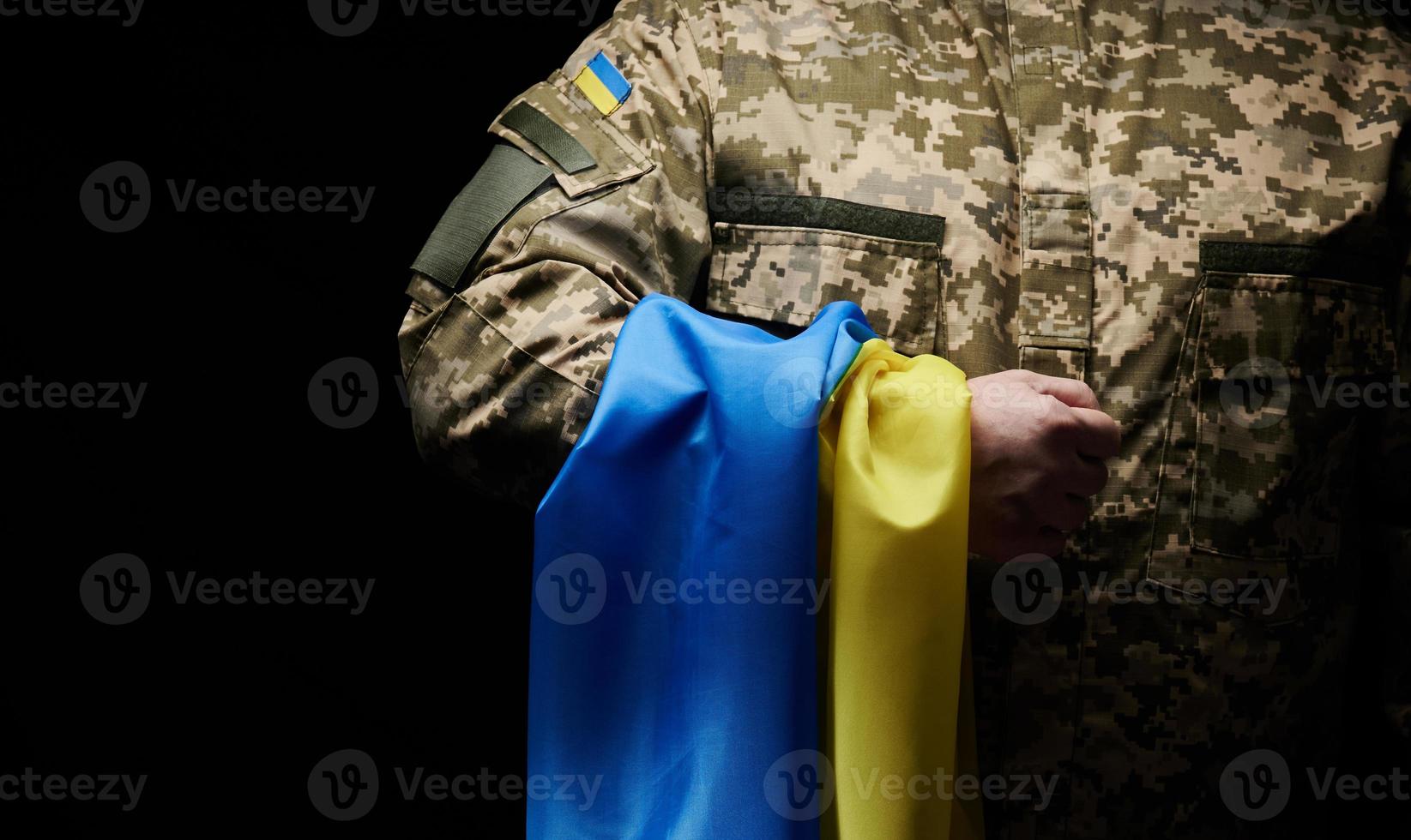 ucranio soldado sostiene un bandera de el independiente estado de Ucrania. constancia y valor de el personas en el lucha en contra el invasores intacto espíritu de el nación. símbolo de independencia foto