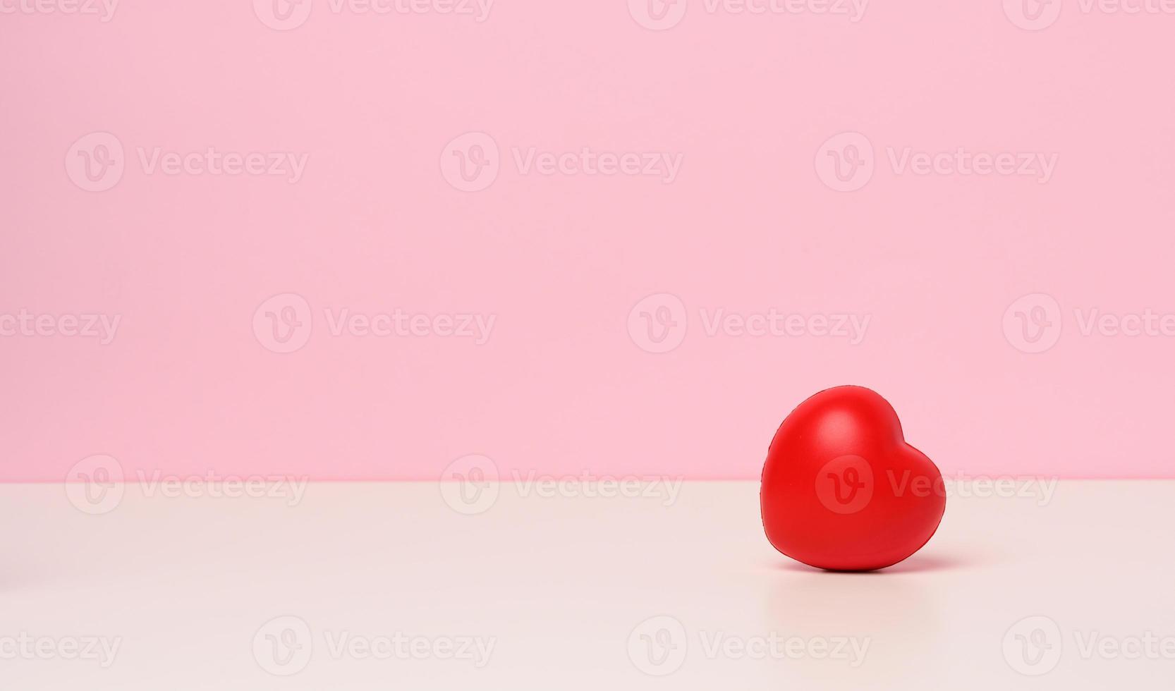 uno rojo corazón en un rosado fondo, Copiar espacio foto