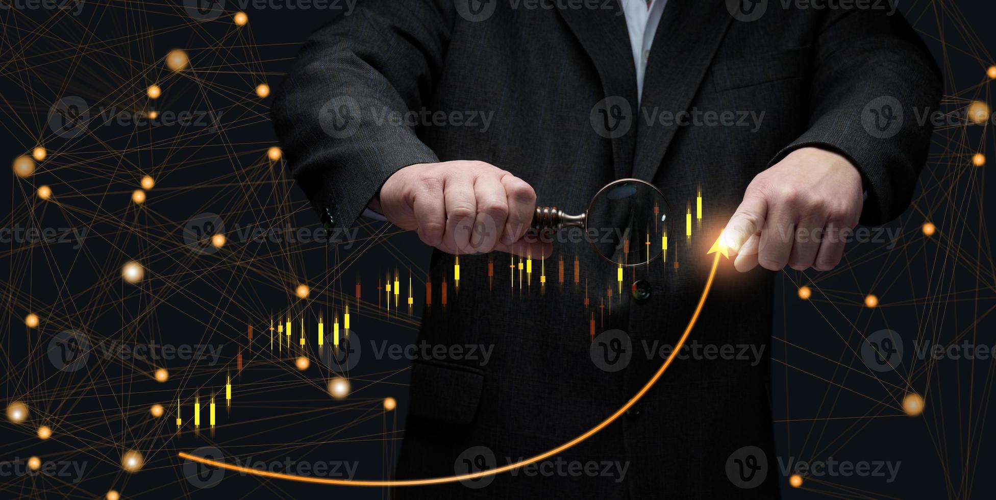 hombre de negocios con traje se encuentra frente a un gráfico holográfico con cifras crecientes, crecimiento empresarial, altos ingresos. negociar en la bolsa de valores foto