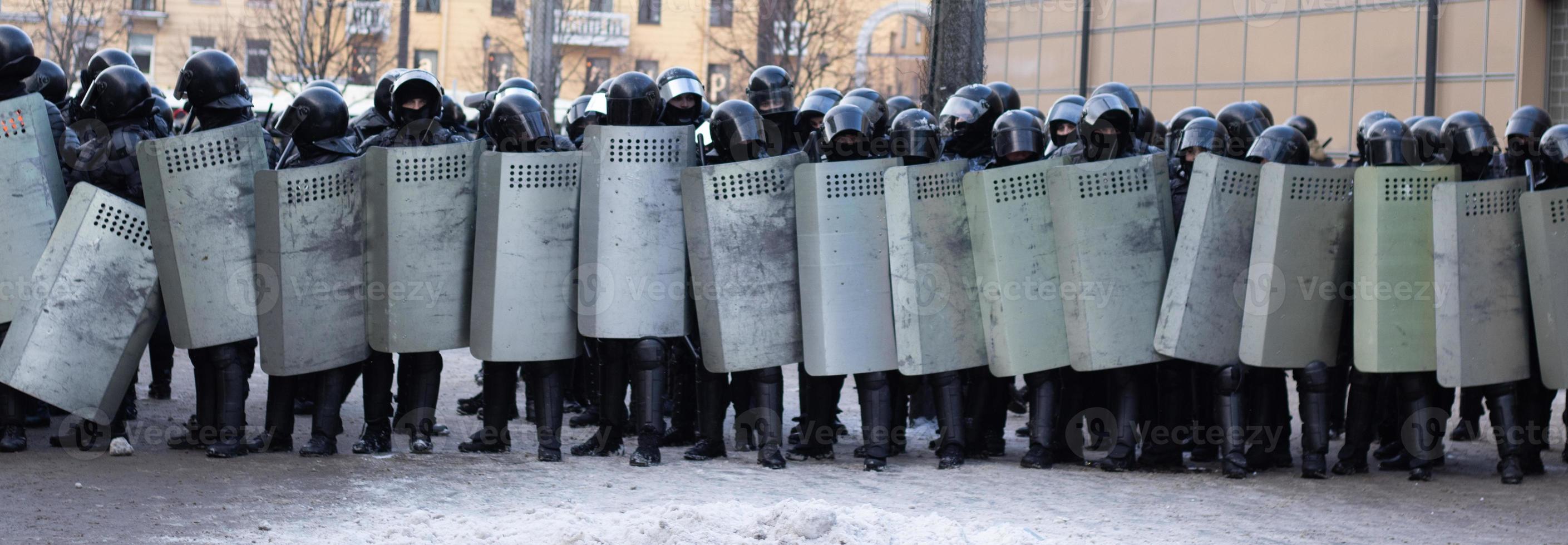 alboroto policía lleno equipo. armadura y escudos militar policía uniforme, policía lucha protesta foto