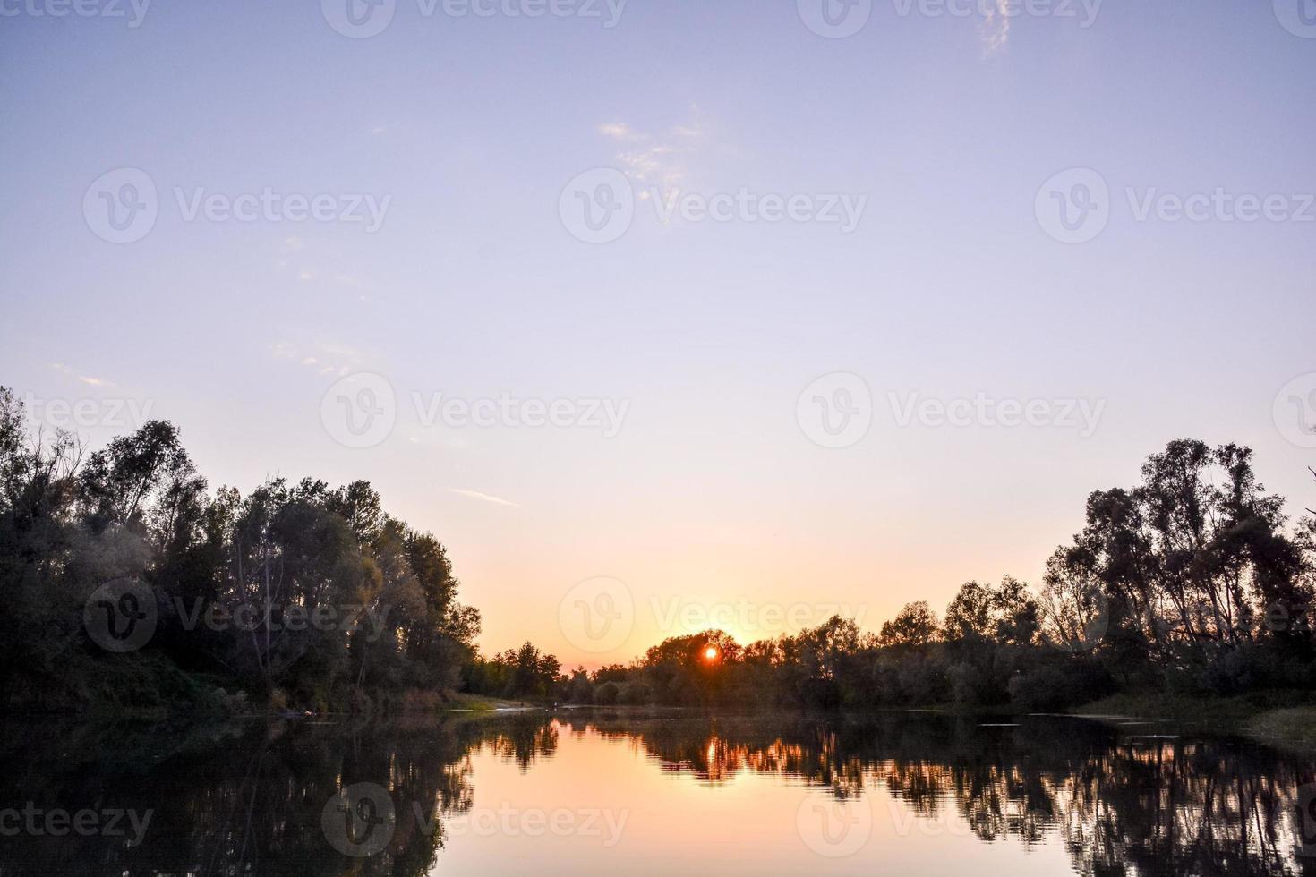 puesta de sol sobre el río foto