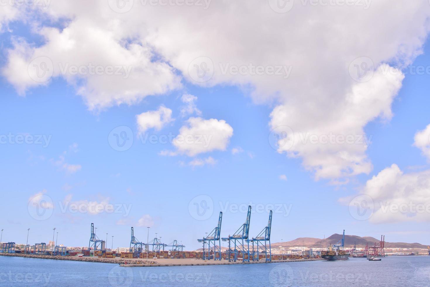 muelle a lo largo el agua foto