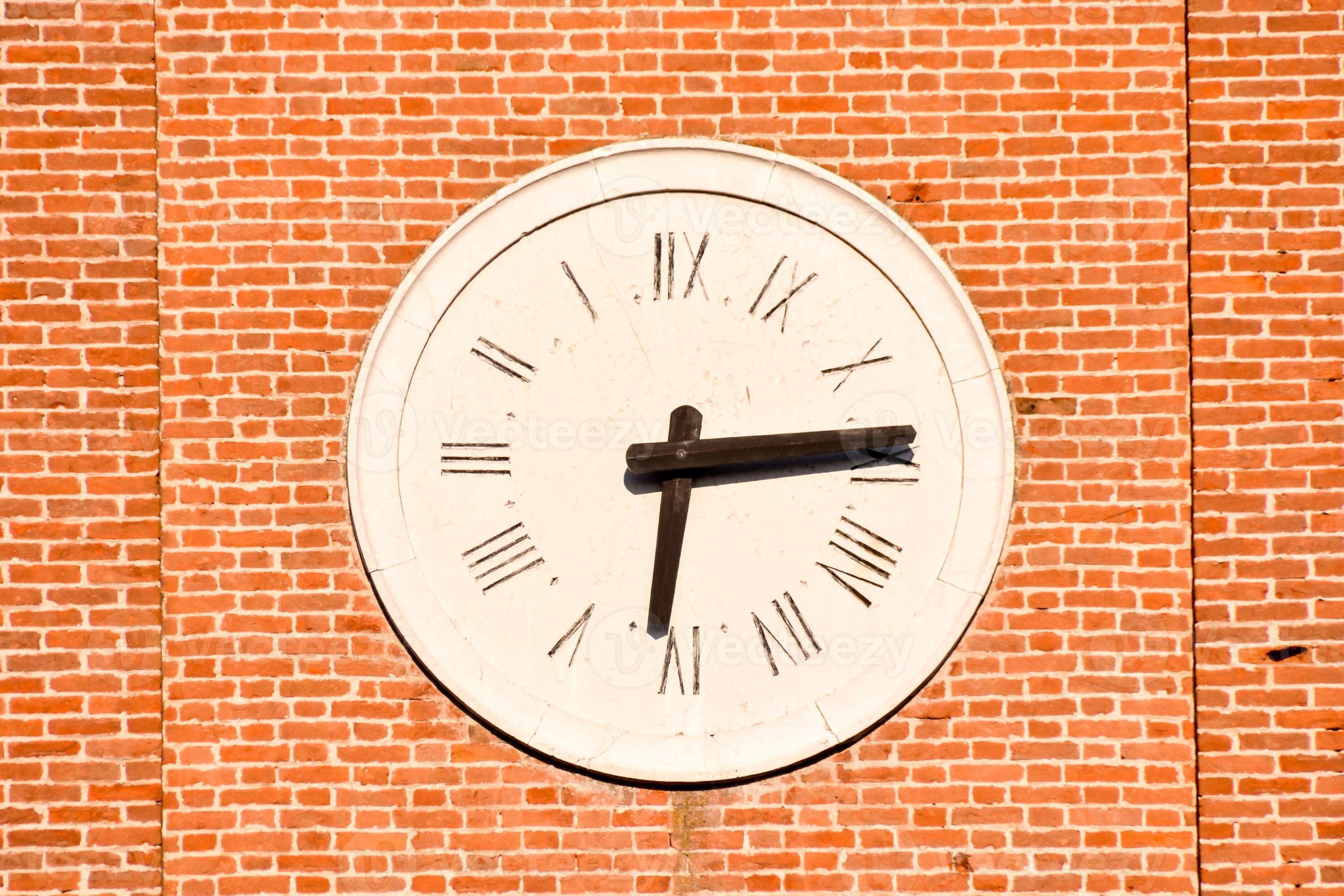 Large white clock 19913937 Stock Photo at Vecteezy