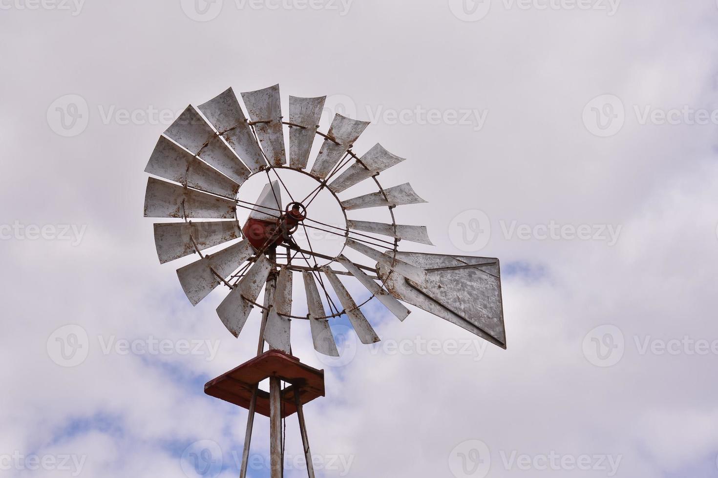 vista con molino de viento tradicional foto