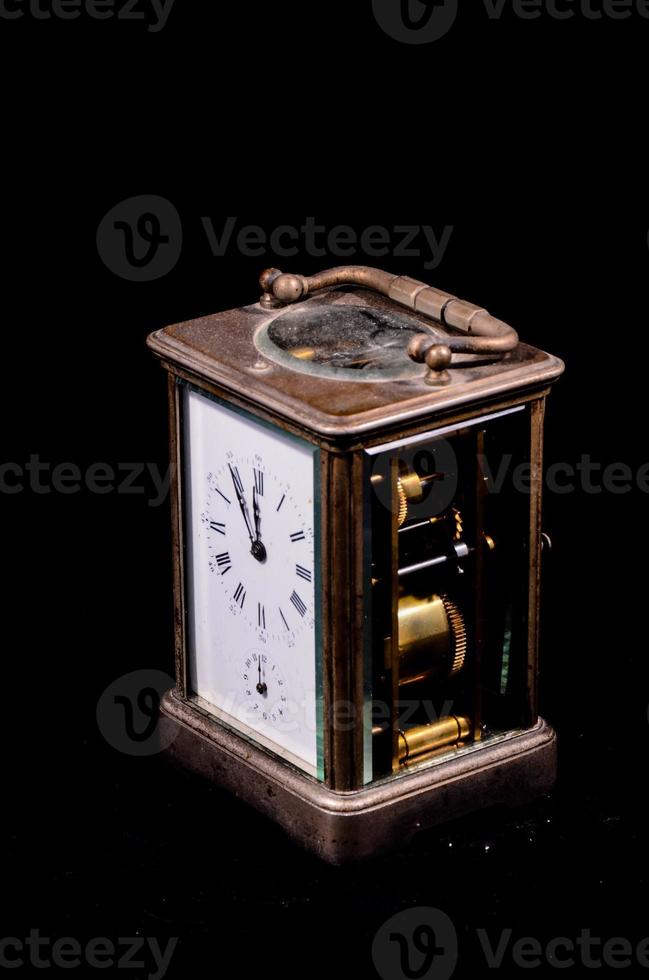 antiguo reloj en negro antecedentes foto