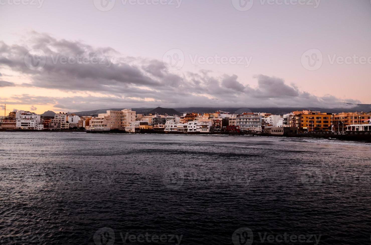 ciudad en la costa foto