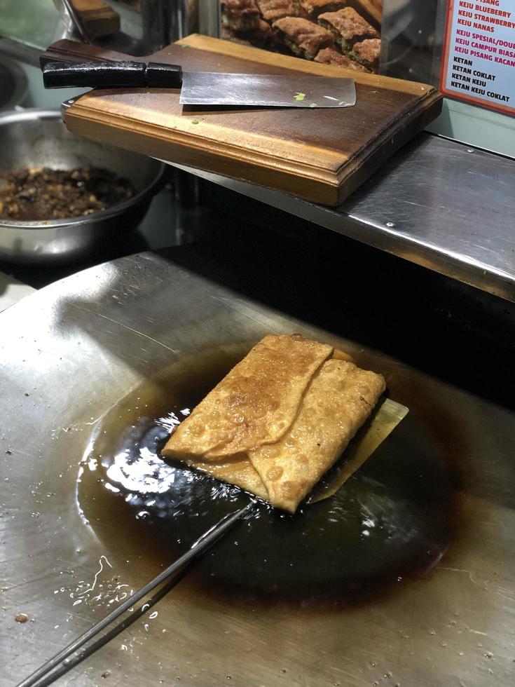 Cocinando martabak un tradicional indonesio alimento. foto