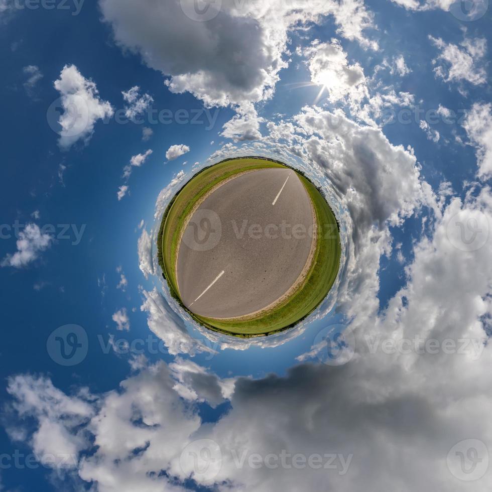 pequeño planeta en cielo azul nublado con hermosas nubes con transformación de panorama esférico de 360 grados. vista aérea abstracta esférica. curvatura del espacio. foto