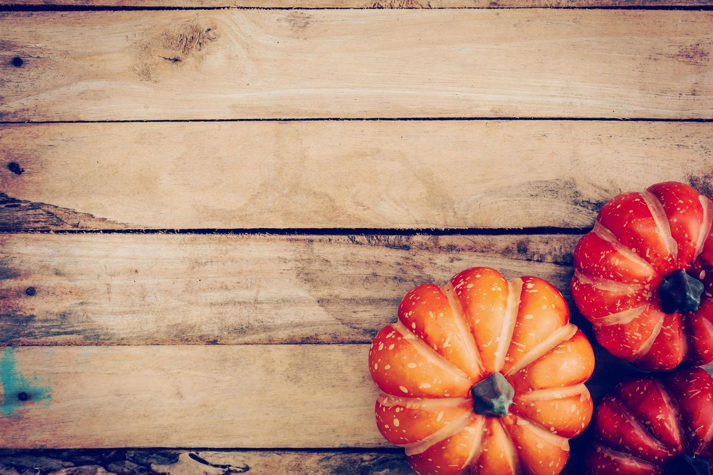 otoño antecedentes con calabaza en de madera tablero con espacio, Clásico filtrar. foto
