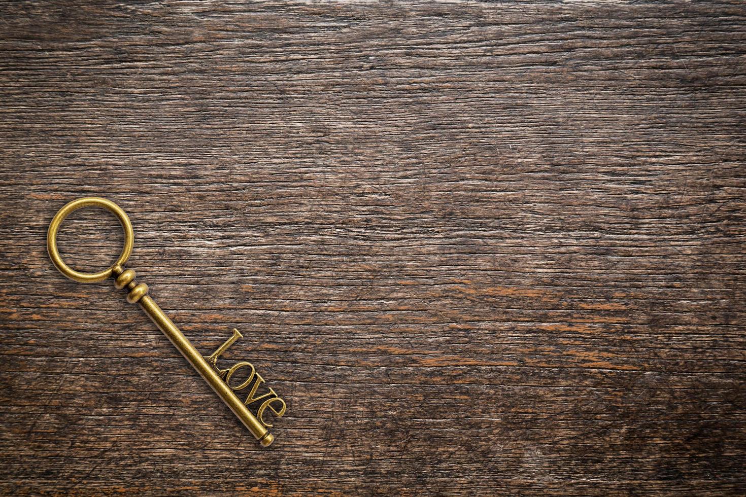 Clásico llave para amor en madera antecedentes con espacio. enamorado antecedentes. foto