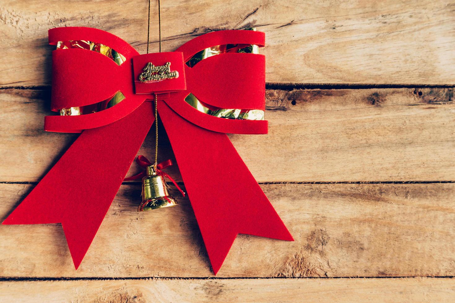 rojo arco Navidad colgando en madera antecedentes con espacio de copia., han foto