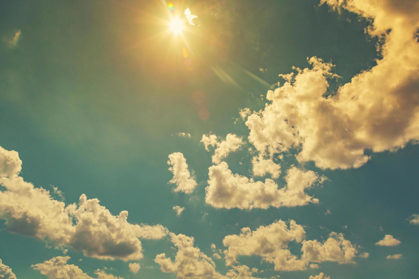 cielo luz de sol y blanco nubes con Clásico tonificado foto