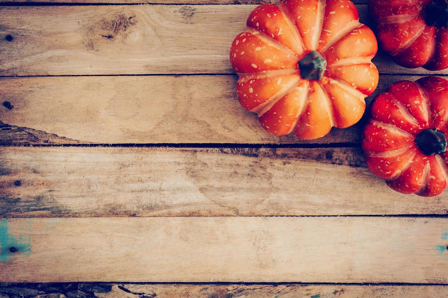 otoño antecedentes con calabaza en de madera tablero con espacio, Clásico filtrar. foto