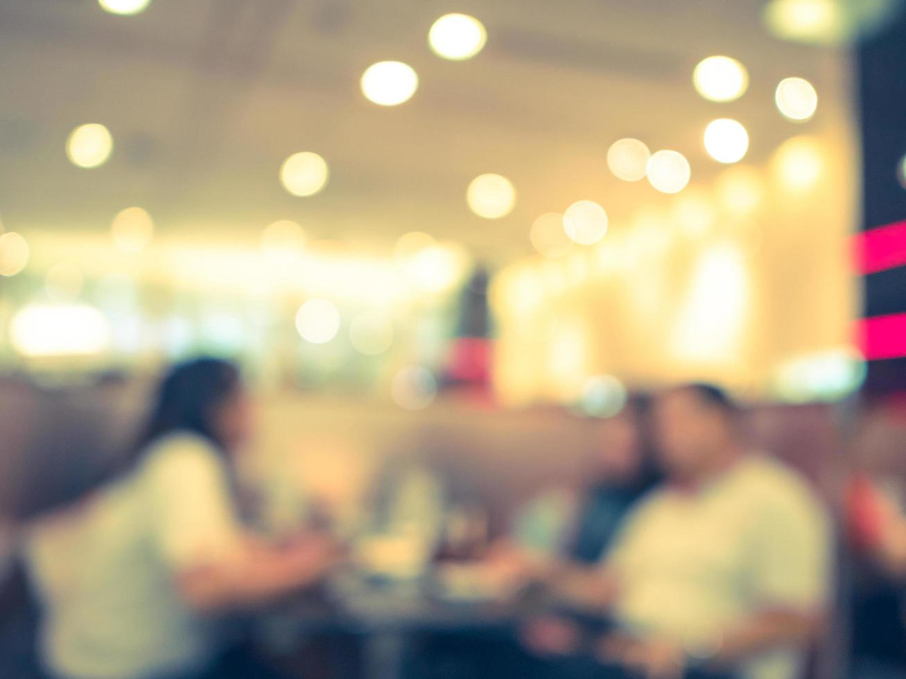 borroso fondo, vacío mesa a restaurante difuminar antecedentes con bokeh y Clásico tono. foto