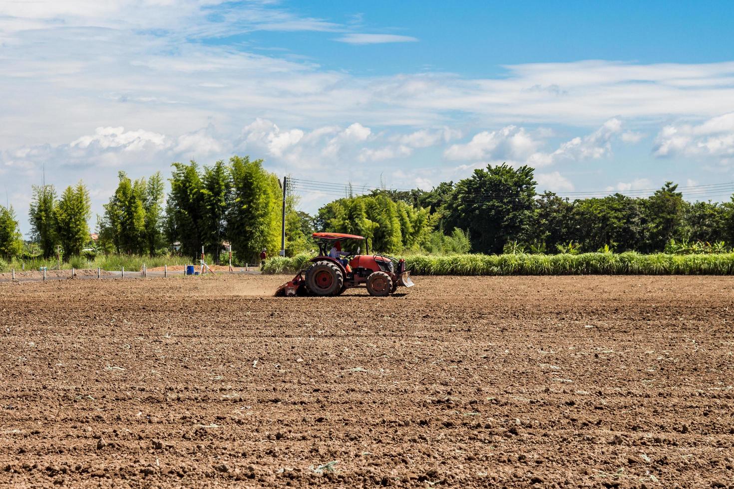 tractor trabajando en campo agricultura. foto