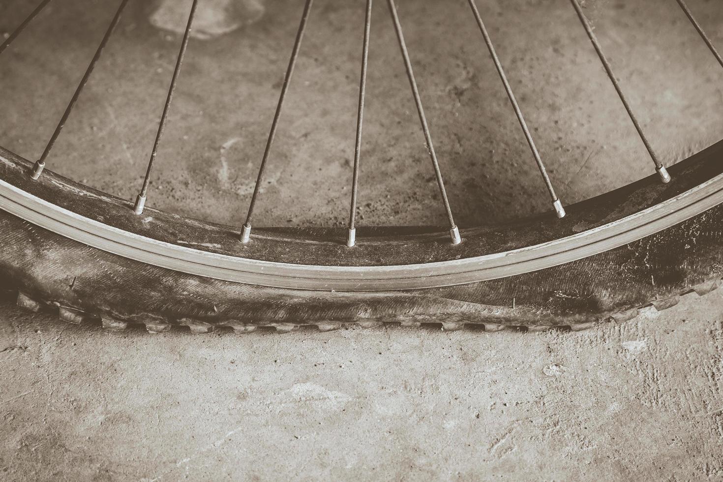 plano neumático en suciedad la carretera con sepia tono foto