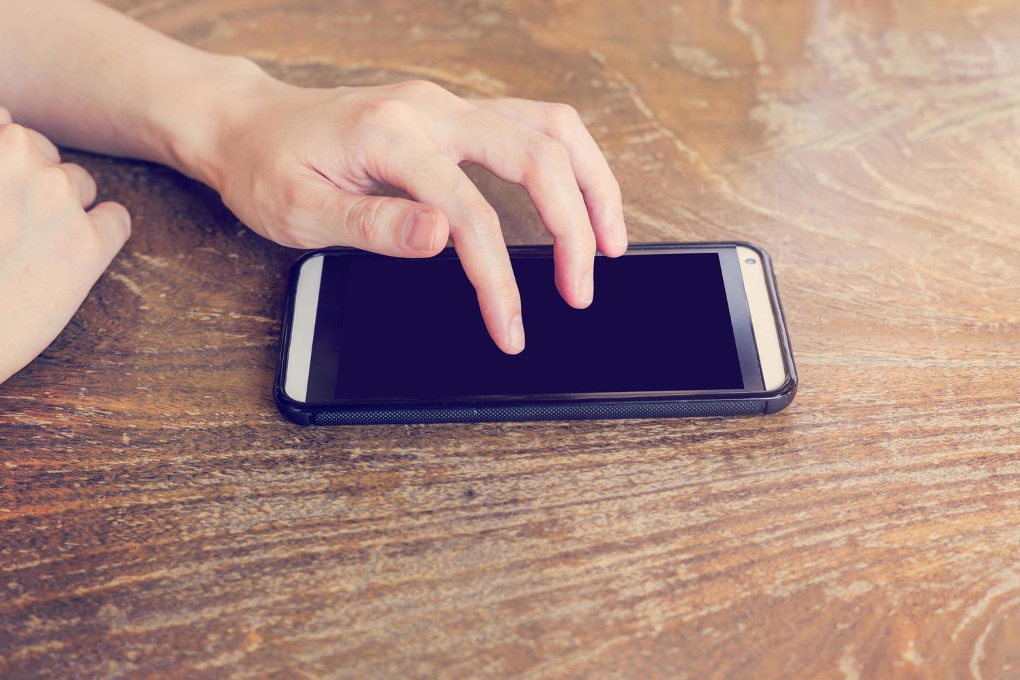 de cerca de mujer mano utilizando un inteligente teléfono foto