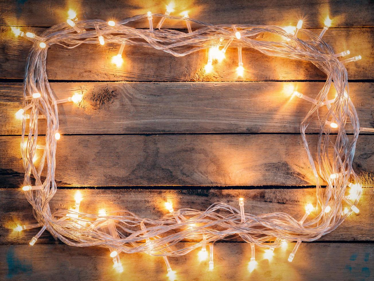 Navidad decoración antecedentes - Clásico entablado madera con luces con Copiar espacio texto. foto