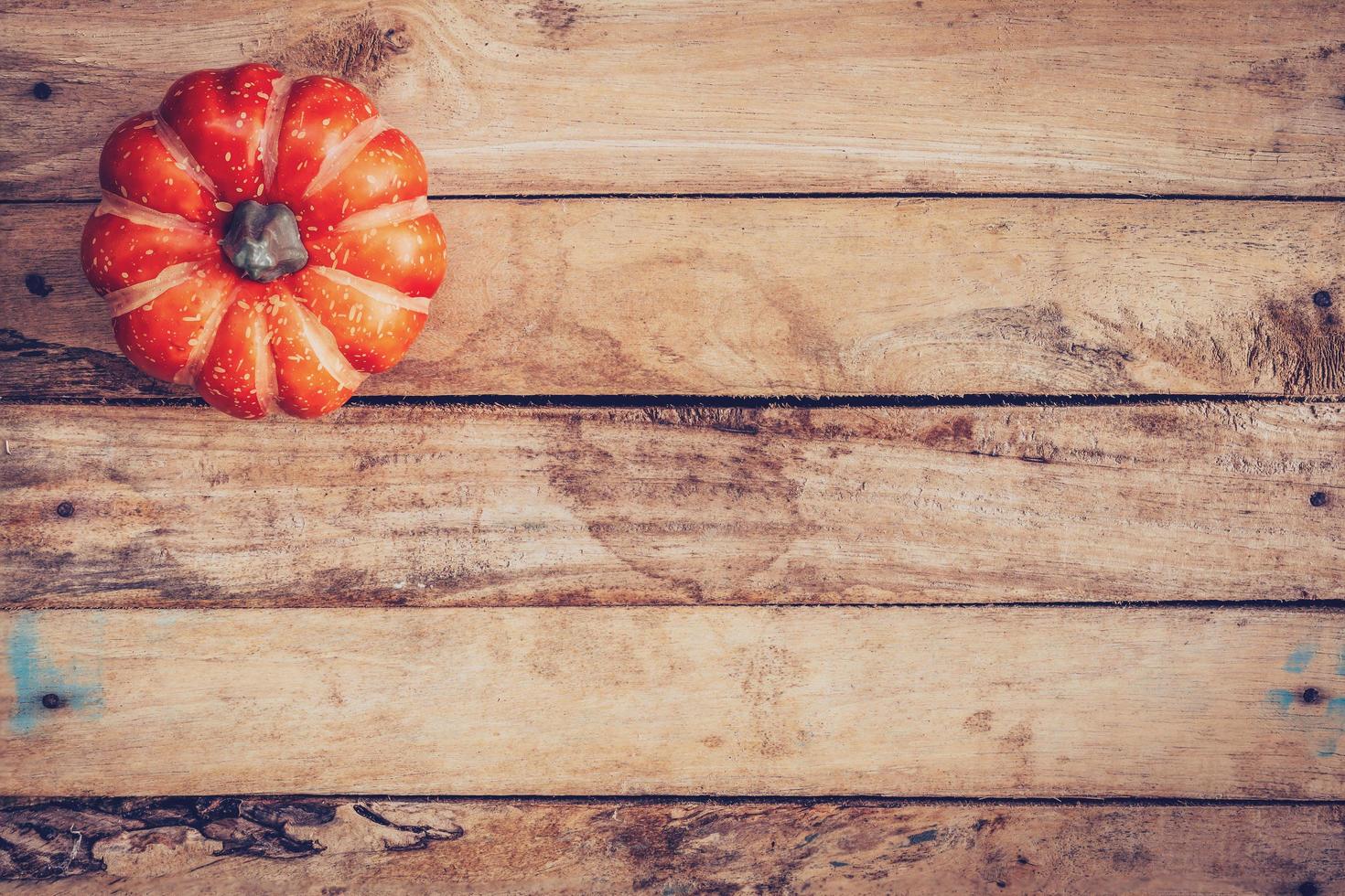 otoño antecedentes con calabaza en de madera tablero con espacio, Clásico filtrar. foto