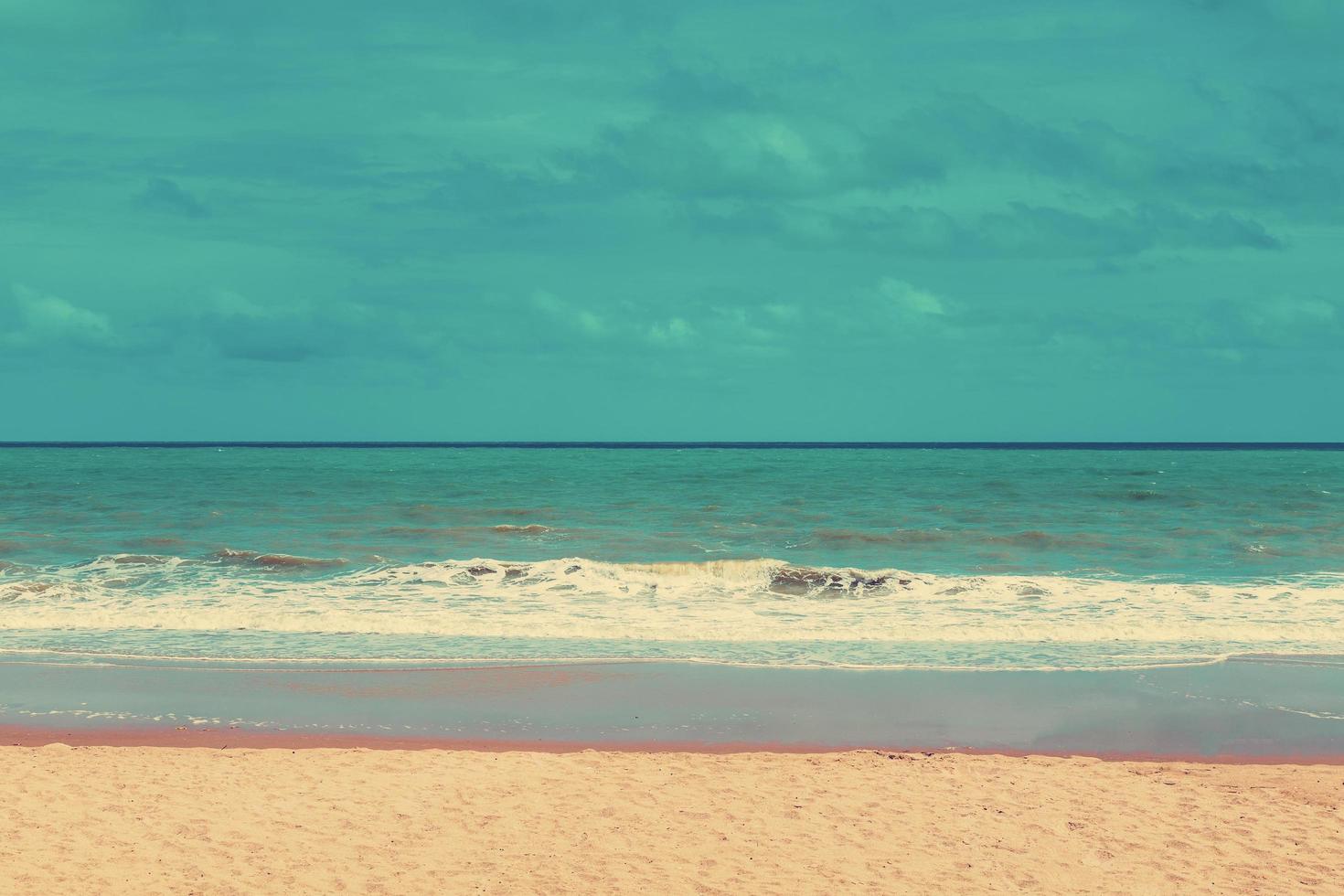 retro playa y azul cielo con Clásico tono. foto