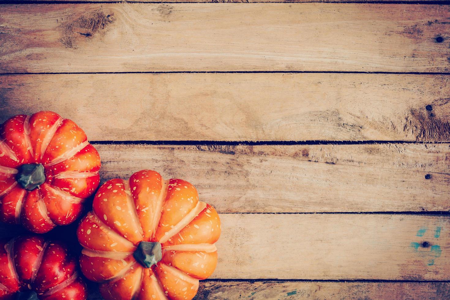 otoño antecedentes con calabaza en de madera tablero con espacio, Clásico filtrar. foto