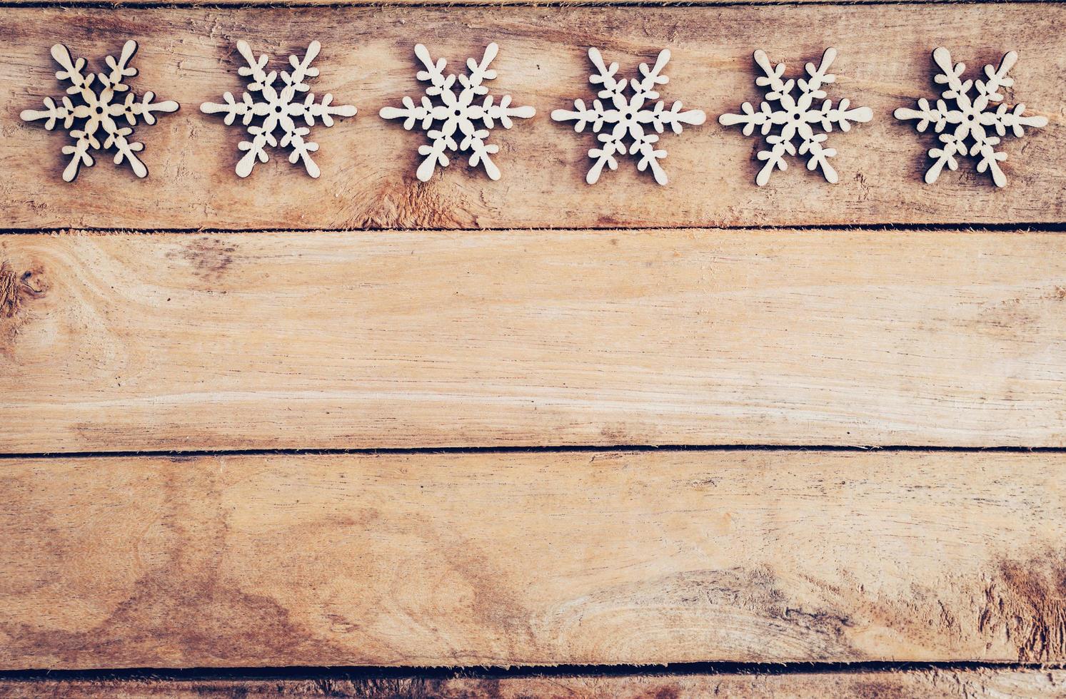 Navidad decoración con madera copo de nieve en mesa con Copiar espacio foto