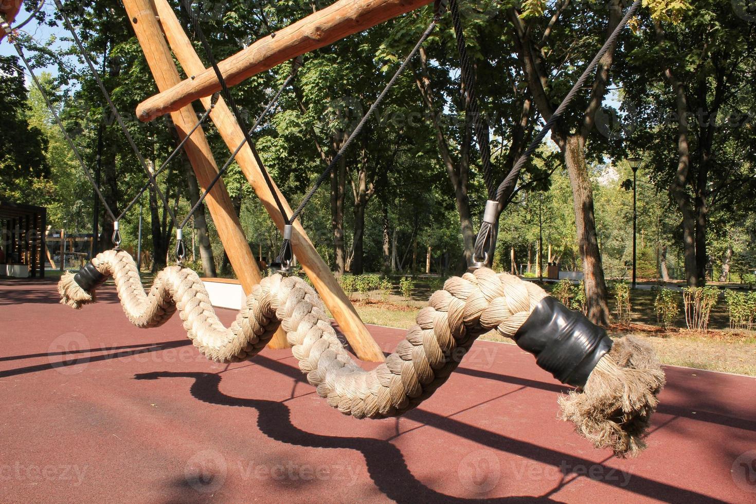 equipo de juegos al aire libre para niños de seguridad ecológica moderna de madera en parque público. naturaleza arquitectura construcción casa de juegos en la ciudad. los niños descansan y el concepto de infancia. idea para juegos en el aire. foto