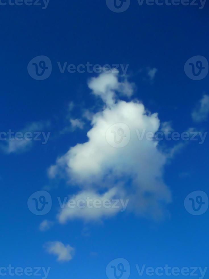 cielo azul y nube blanca foto