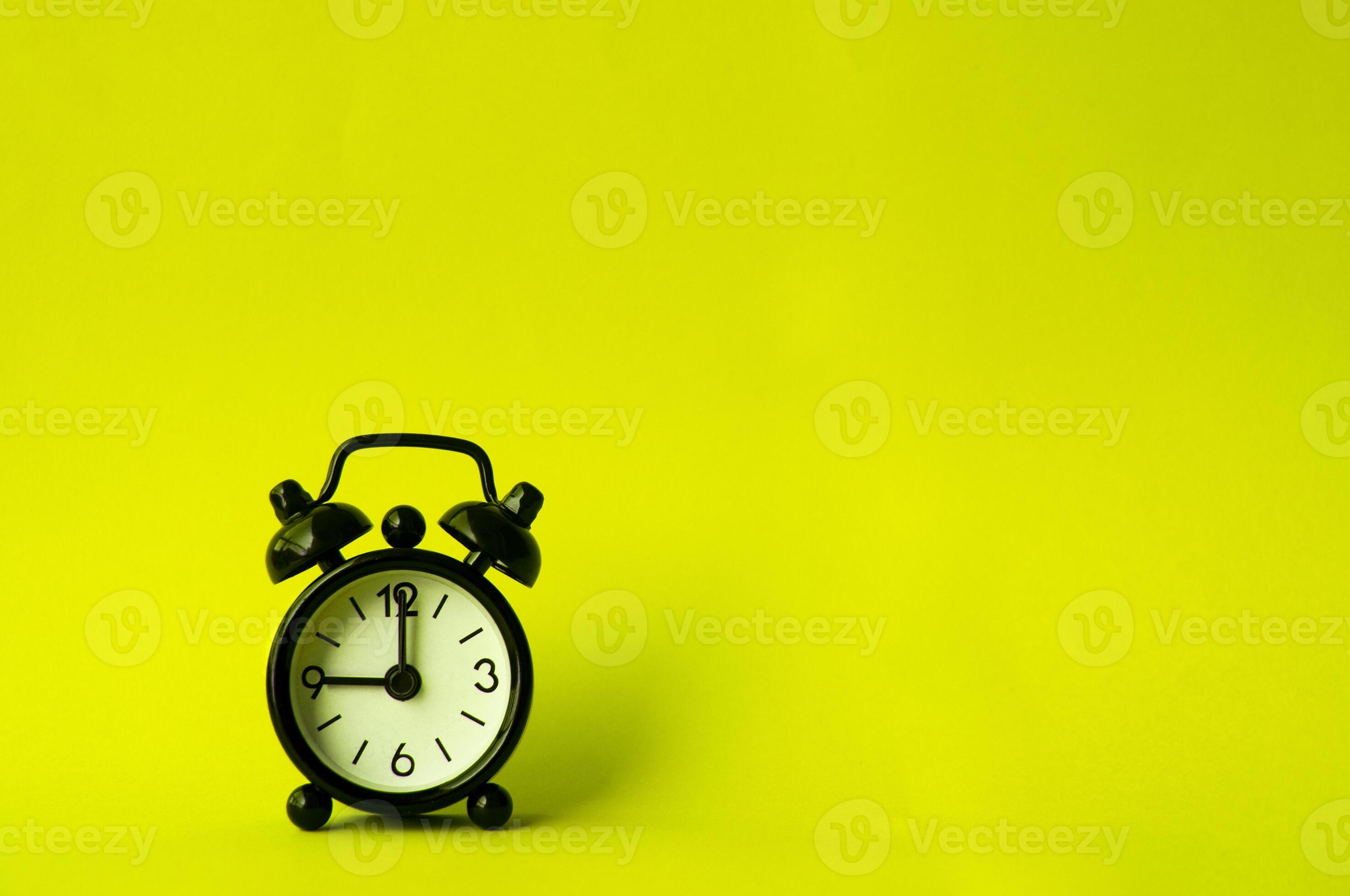 alarm-clock-pointing-at-9-am-or-pm-with-customizable-space-for-text-or
