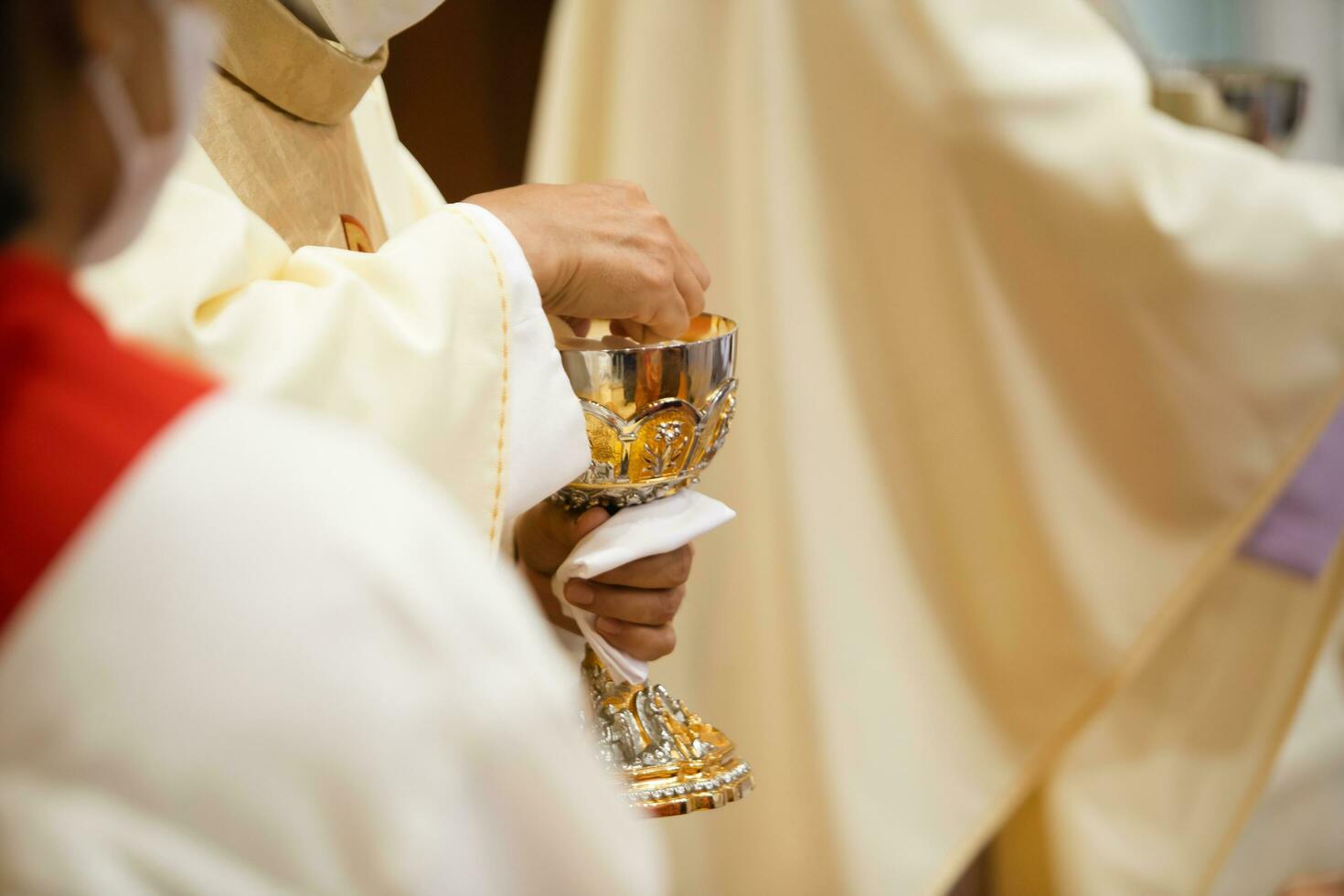 sacerdote celebrar masa a el Iglesia foto