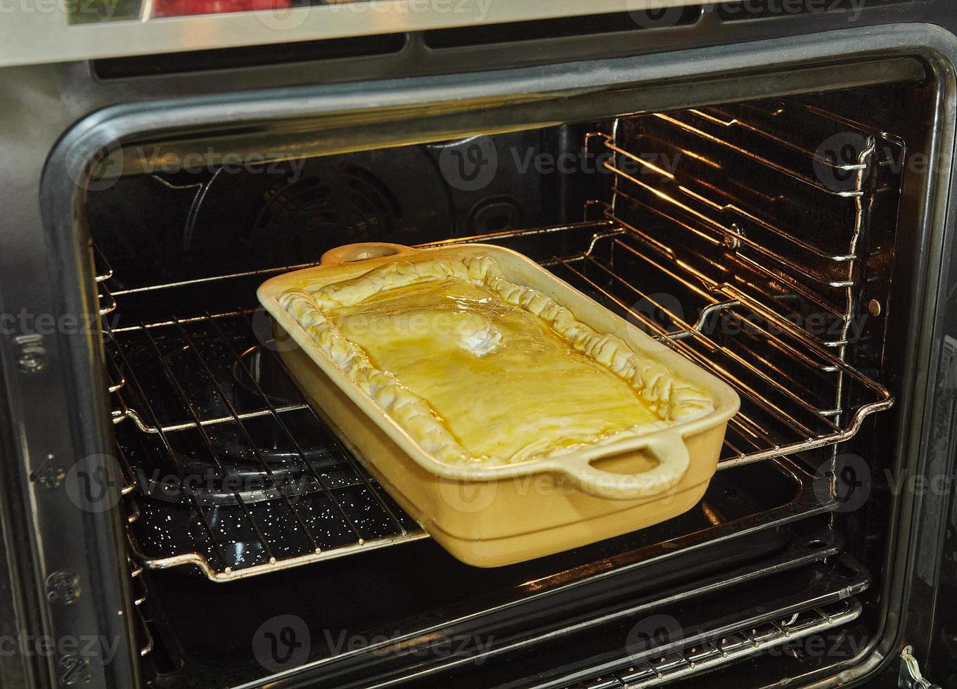 soufflé de papas, calabacín, coliflor y amarillo queso es horneado en el horno foto