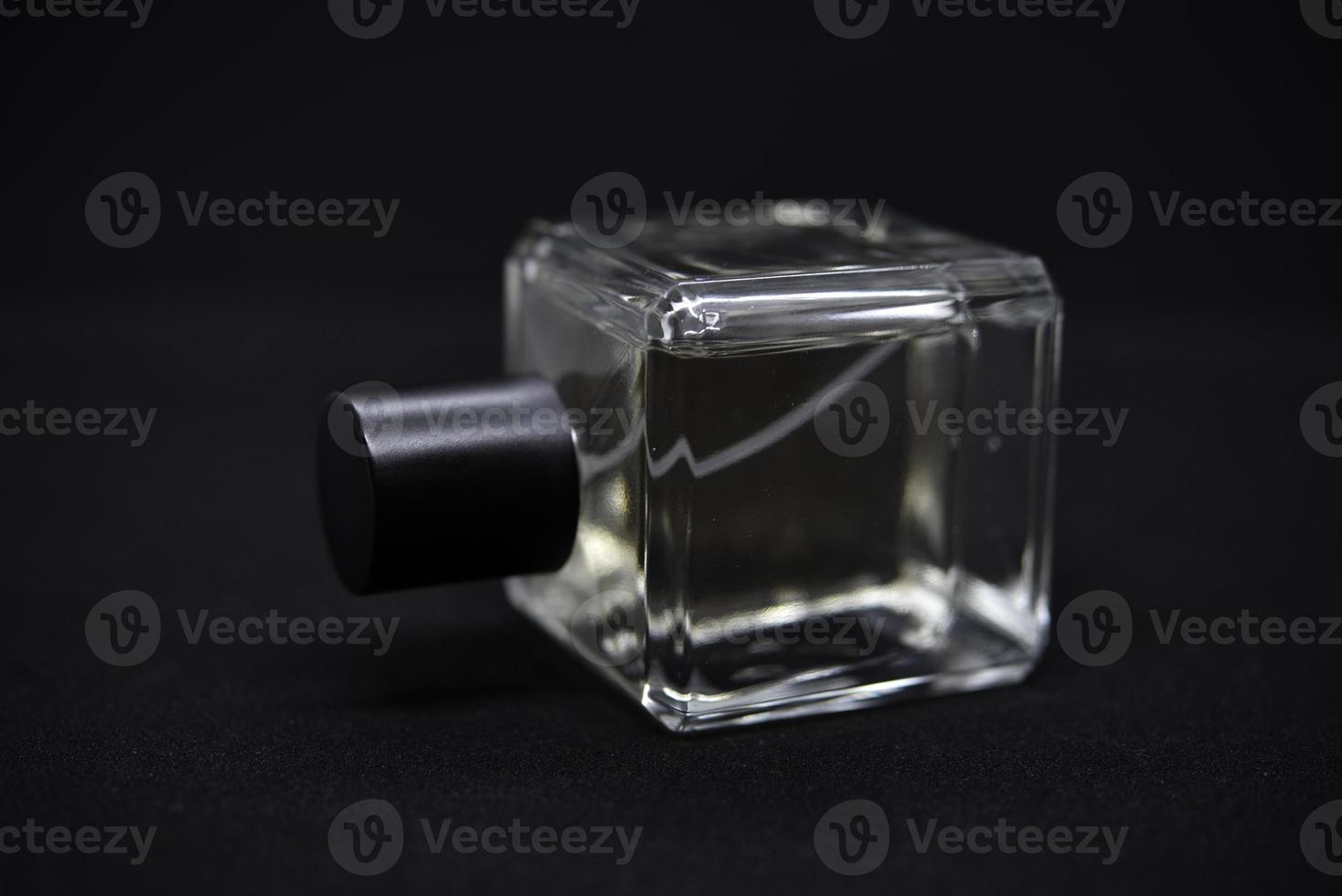 un vaso perfume botella en un negro antecedentes. un botella de perfume en de cerca. perfumería. foto