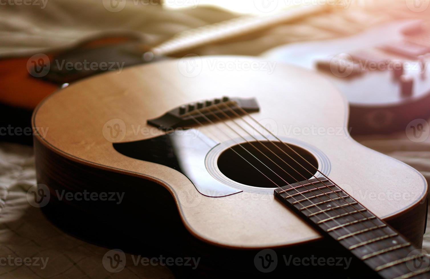 guitarra acústica, usada para tocar música y notas, para cantar una canción, macro abstracta foto