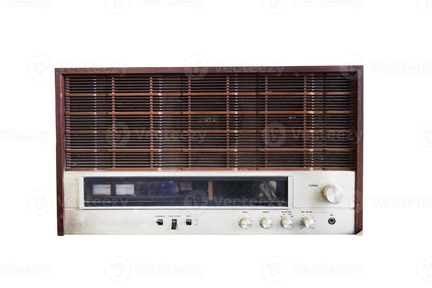 antiguo radio aislado en blanco foto