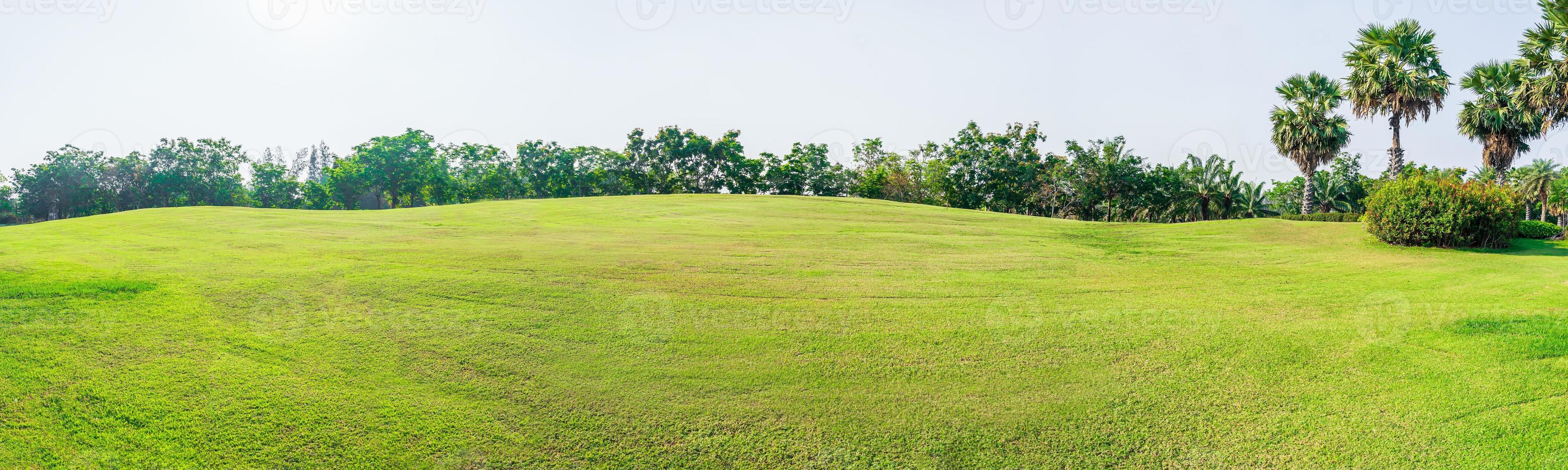 panorama verde césped en golf campo foto