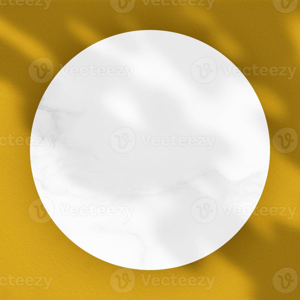 blanco circulo mármol podio en fortuna oro color hormigón pared antecedentes con hojas sombra, adecuado para social medios de comunicación bandera modelo. foto