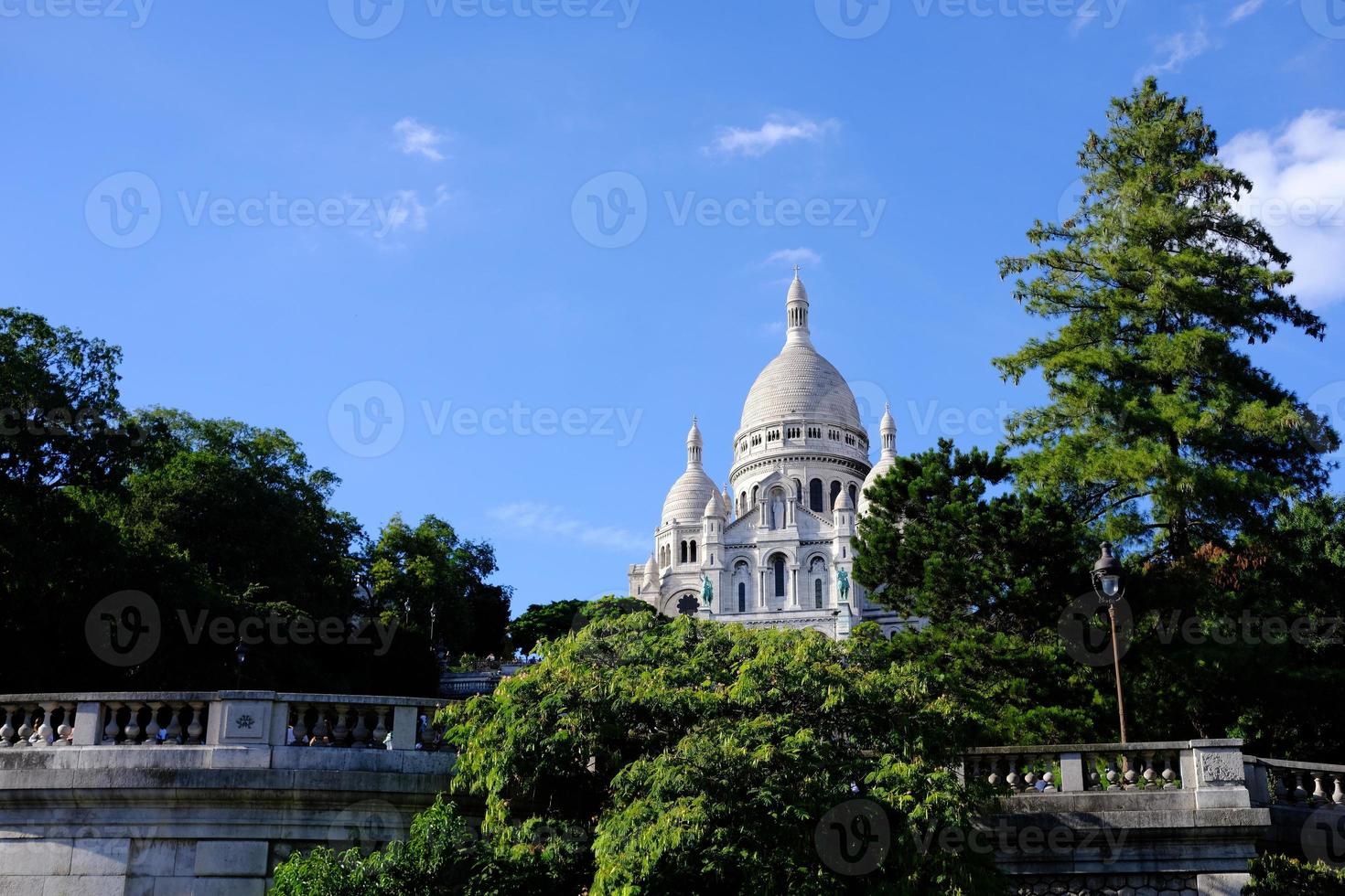 el basílica de el sagrado corazón de París sacre coeur en Montmartre dónde es un famoso punto de referencia en París, Francia. foto