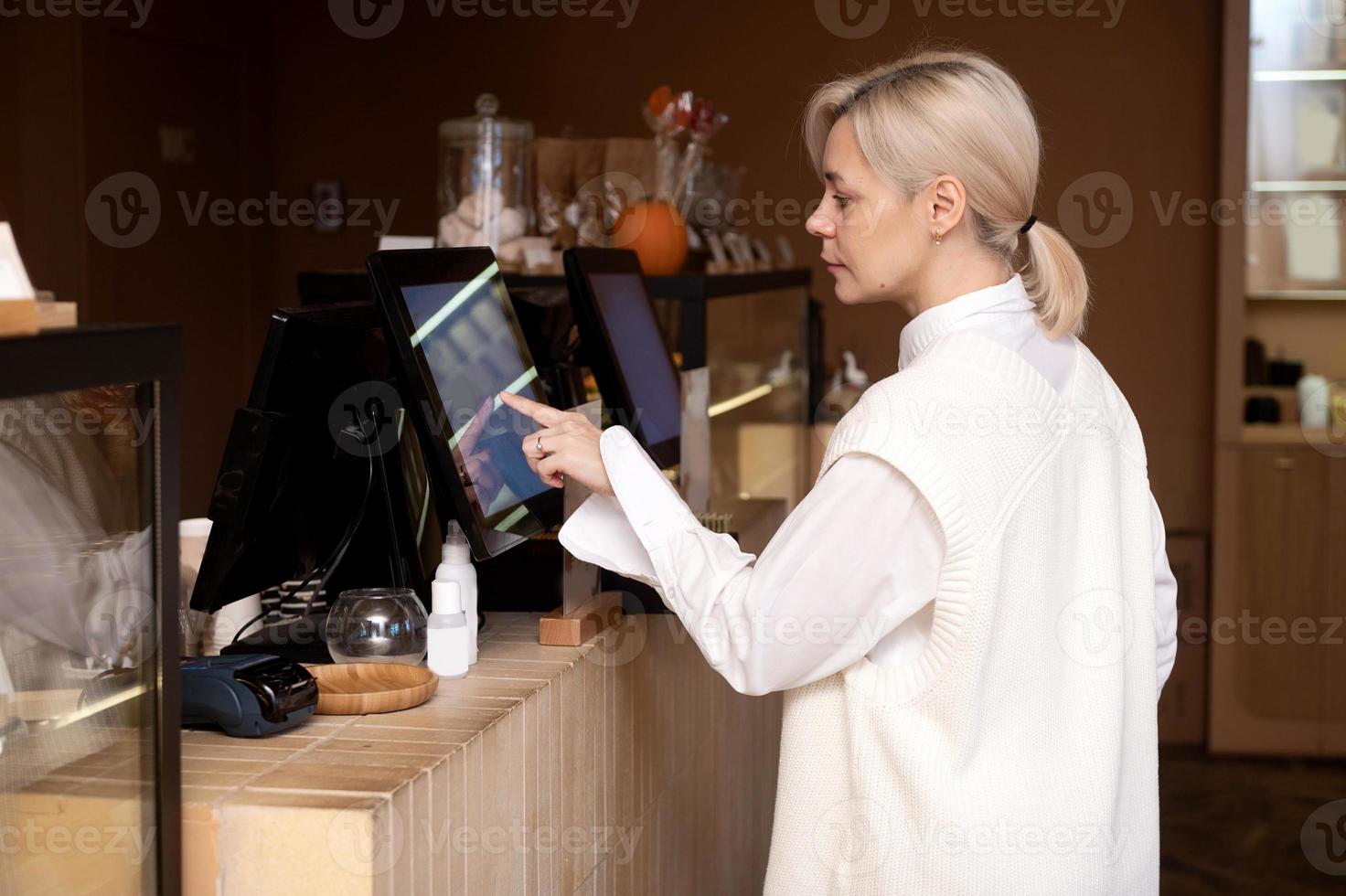 el niña hace un sin contacto orden en un electrónico marcador en un café foto