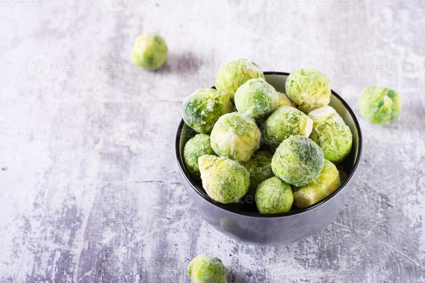 un cuenco de congelado Bruselas coles en el mesa. vegetal dieta. foto